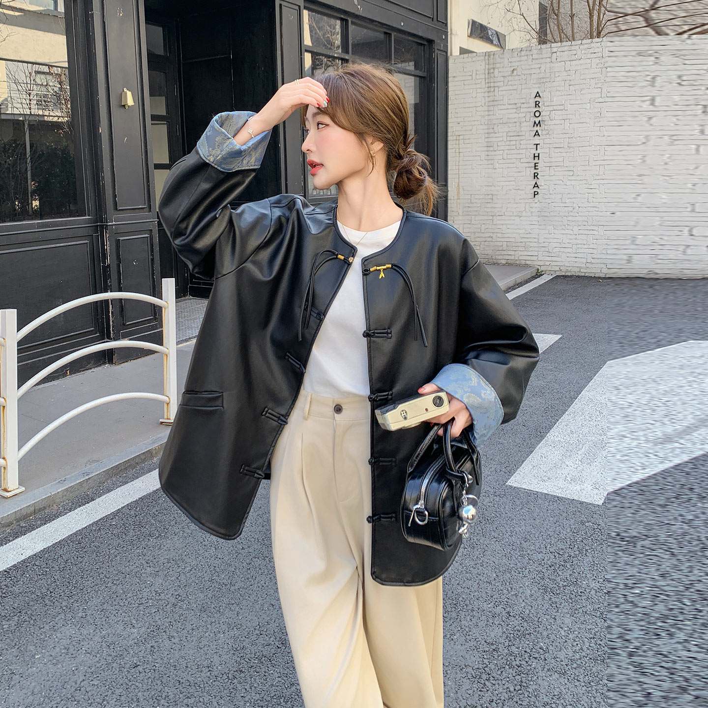 秋日时尚爆款新中式改良设计感外套女2026新款复古高级感圆领皮衣
