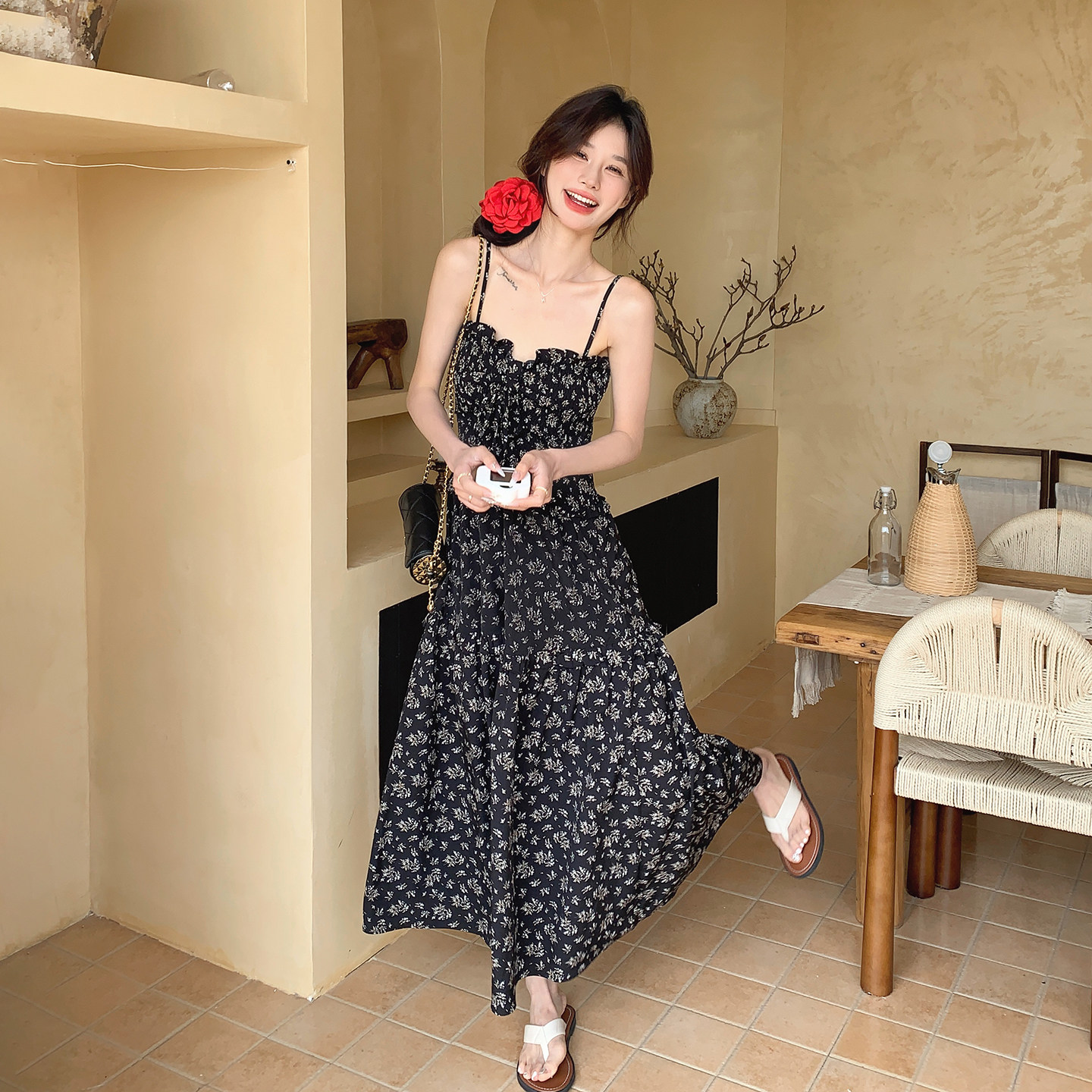 黑色风情万种吊带连衣裙女2026夏季新款时尚高级感飘逸碎花茶歇裙