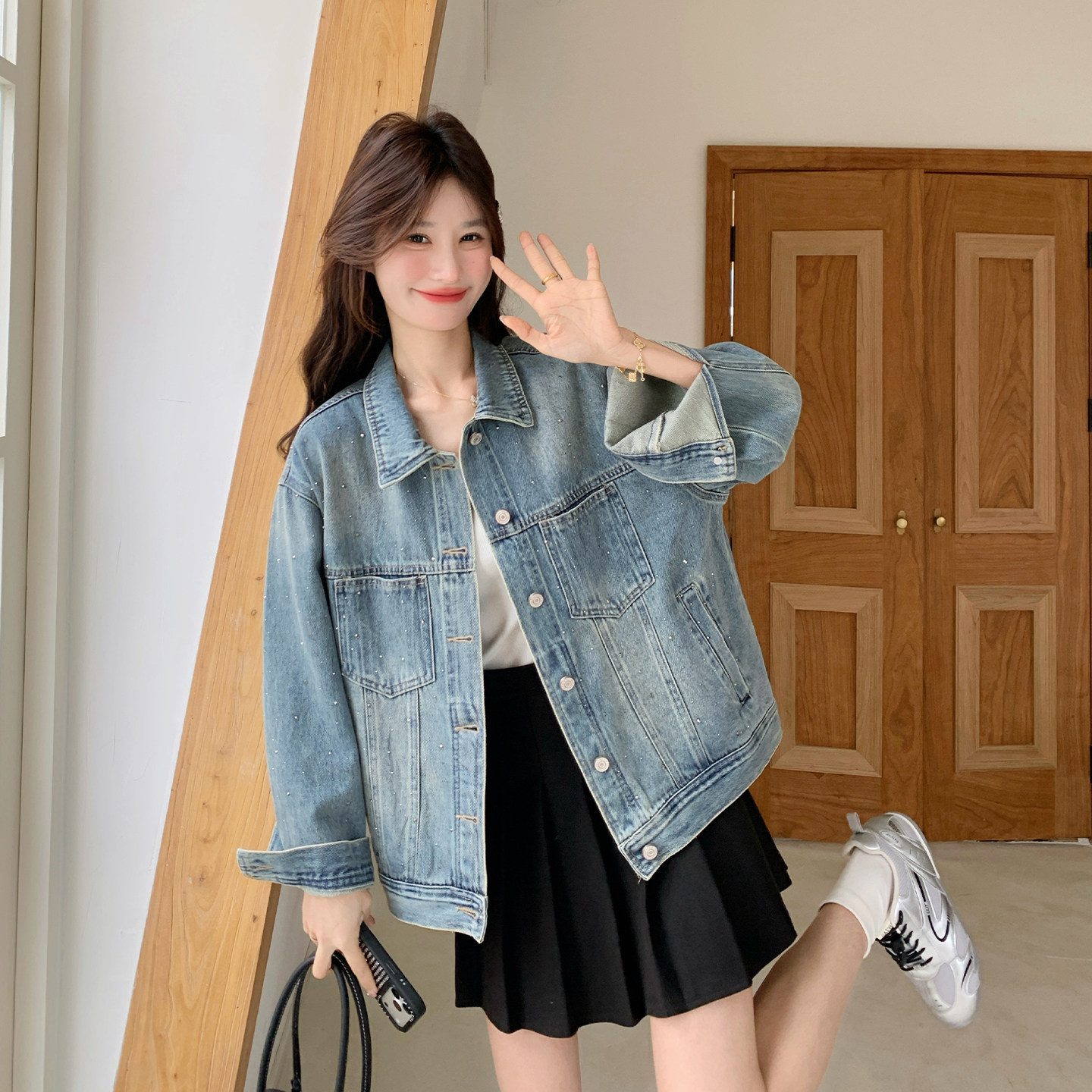 早春时尚穿搭高级感通勤牛仔外套女2026新款今年流行爆款烫钻上衣
