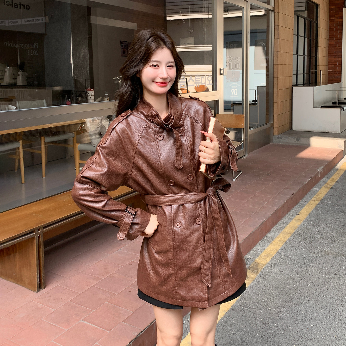咖色盐系轻熟感收腰系带显瘦PU皮风衣女2026秋季新款时髦炸街外套