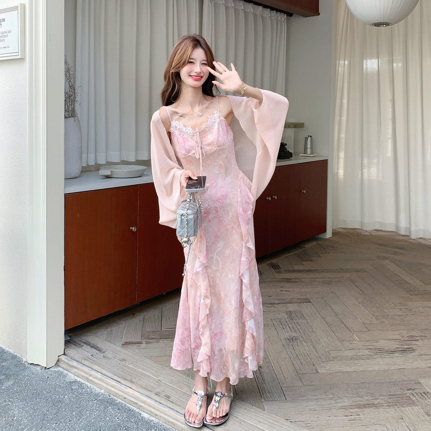 粉色超好看晕染风碎花吊带连衣裙套装女2026夏新款披肩开衫两件套