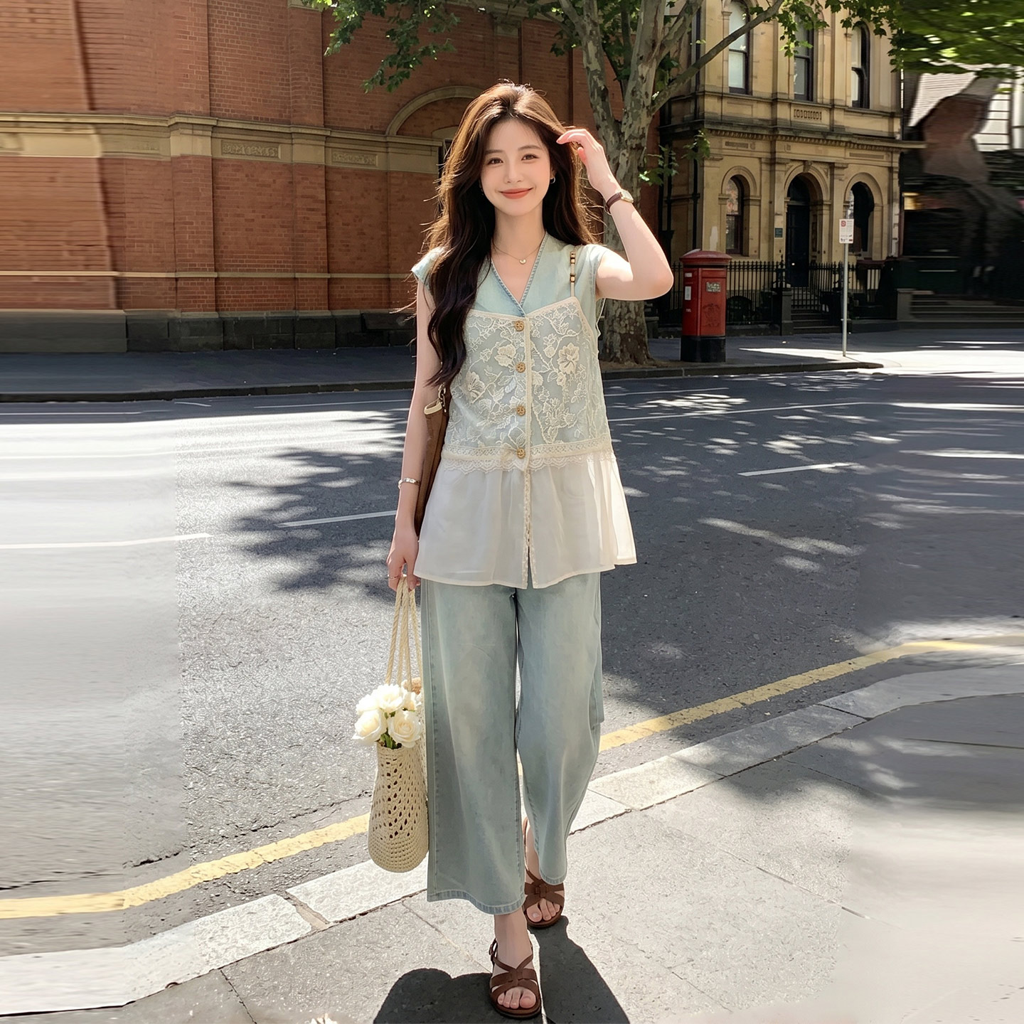 浅蓝色高级感牛仔套装女2026夏新款蕾丝花边绣花马甲阔腿裤两件套