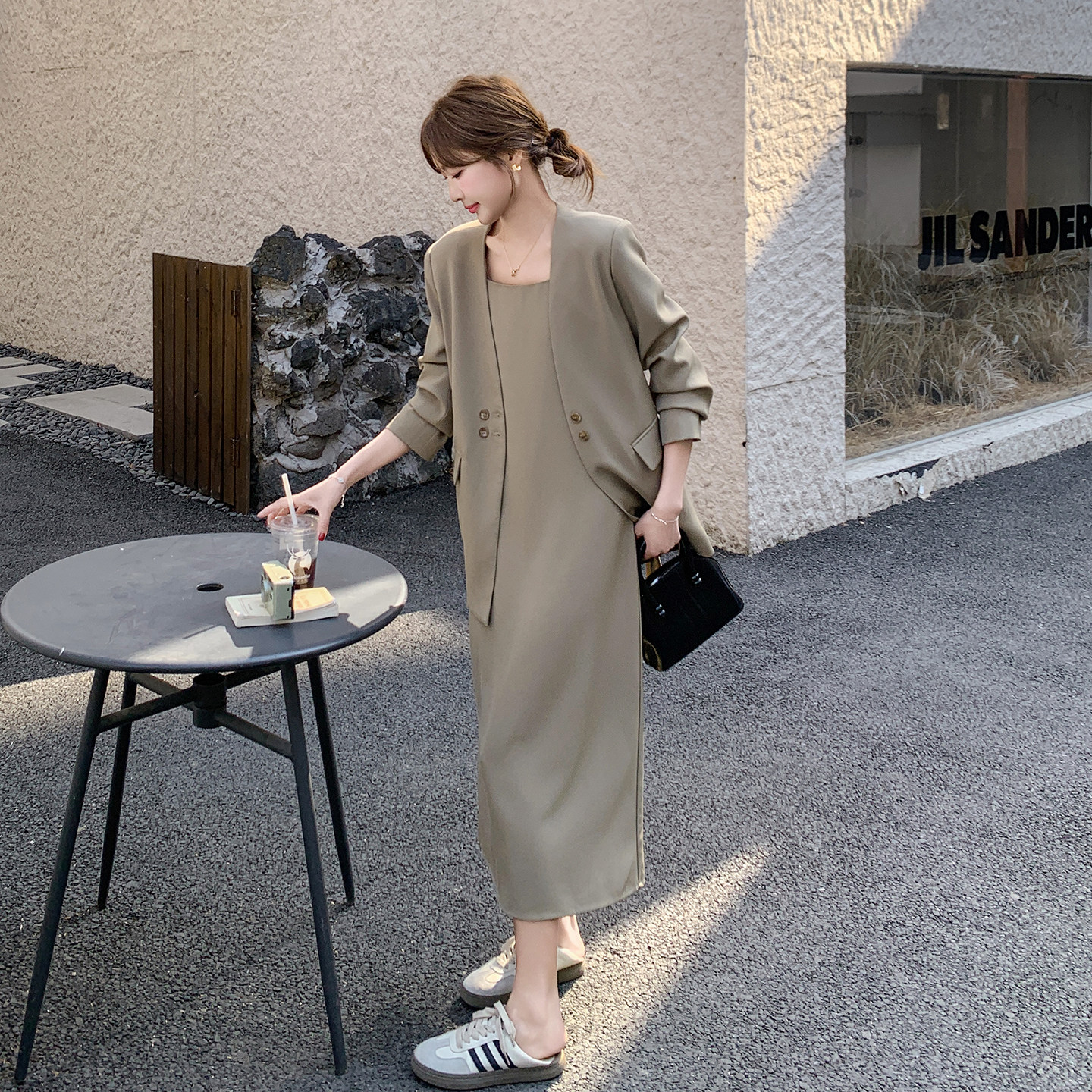 卡其色轻熟高级感西装套装女2026春新款韩版时尚吊带连衣裙两件套