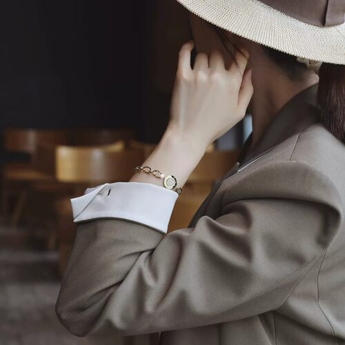 异趣构型！腕间亮点 新款女士轻奢时尚配饰金色手链