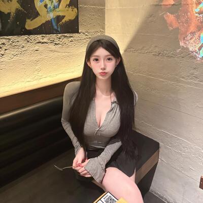 甜辣风性感低胸V领喇叭袖长袖