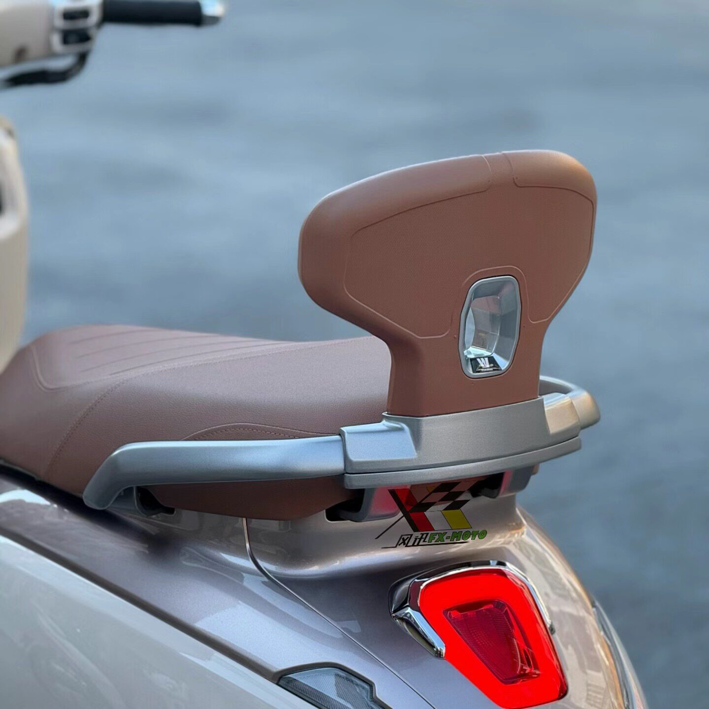 适用于豪爵LUMI125后靠背摩托车铝合金靠背后腰垫倚舒适载人靠背