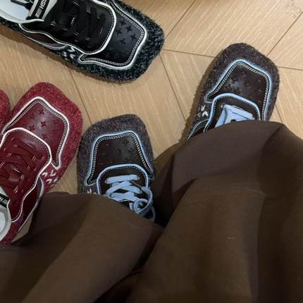 H55女鞋重塑贝克街221号2025新款休闲百搭小众设计老花苹果头球鞋