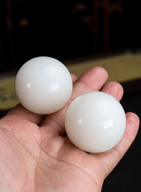 新疆和田玉手球天然玉石青白玉