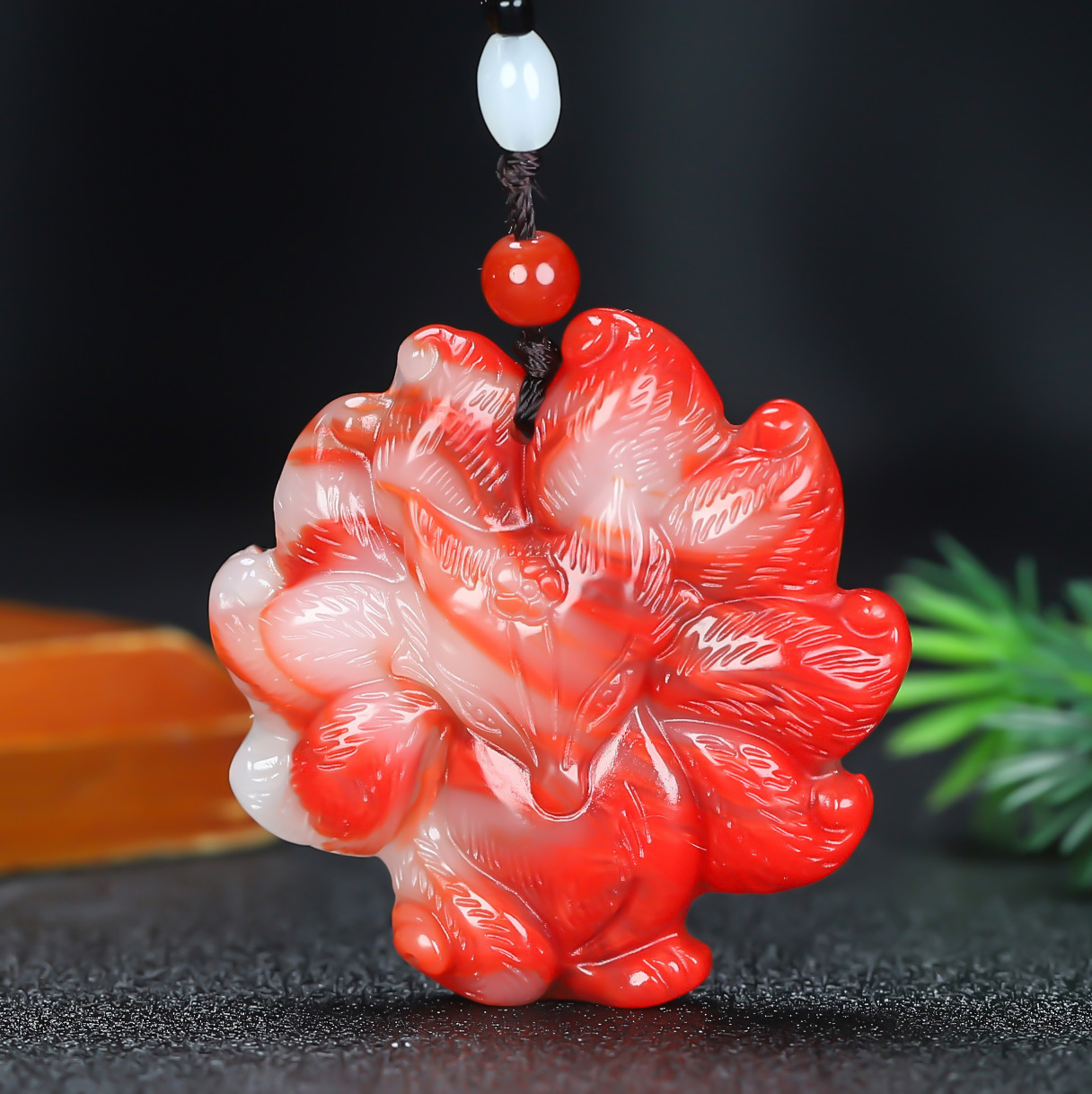 新疆和田玉雞血玉九尾狐吊墜