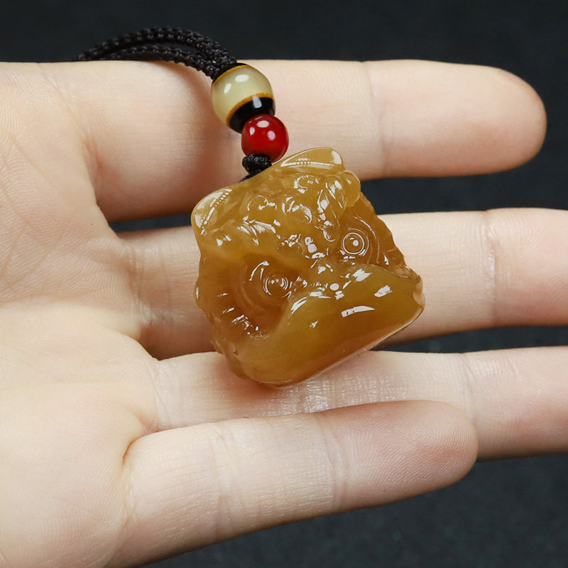 新疆和田玉且末红糖狮子头挂件玉石糖玉醒狮吊坠青白玉兽面挂件坠