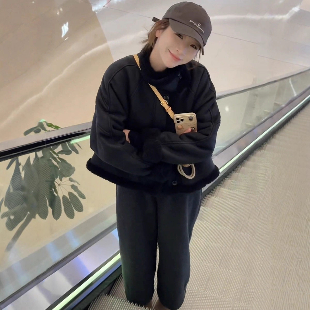 皮毛一体羊羔毛短款外套女2025秋冬季新款韩版加厚立领机车服上衣