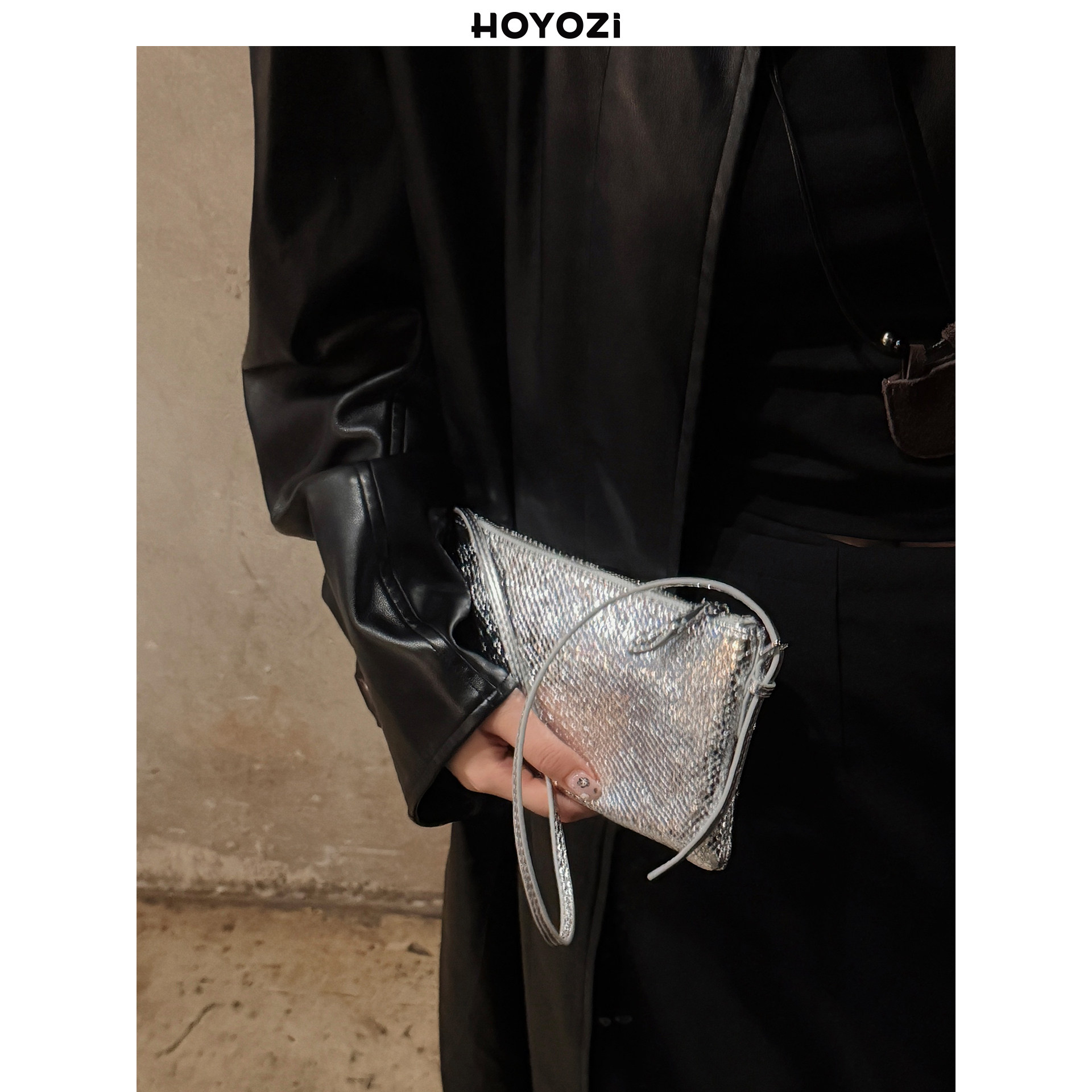 HOYOZI 新品2026 羊皮真皮蛇纹银色手机包女斜挎【小优家包包】