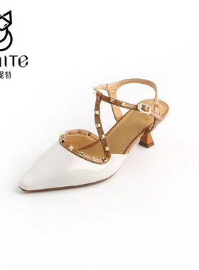 仙妮特官方旗舰店包头高细跟后空时尚铆钉装饰牛漆皮凉鞋 X687435