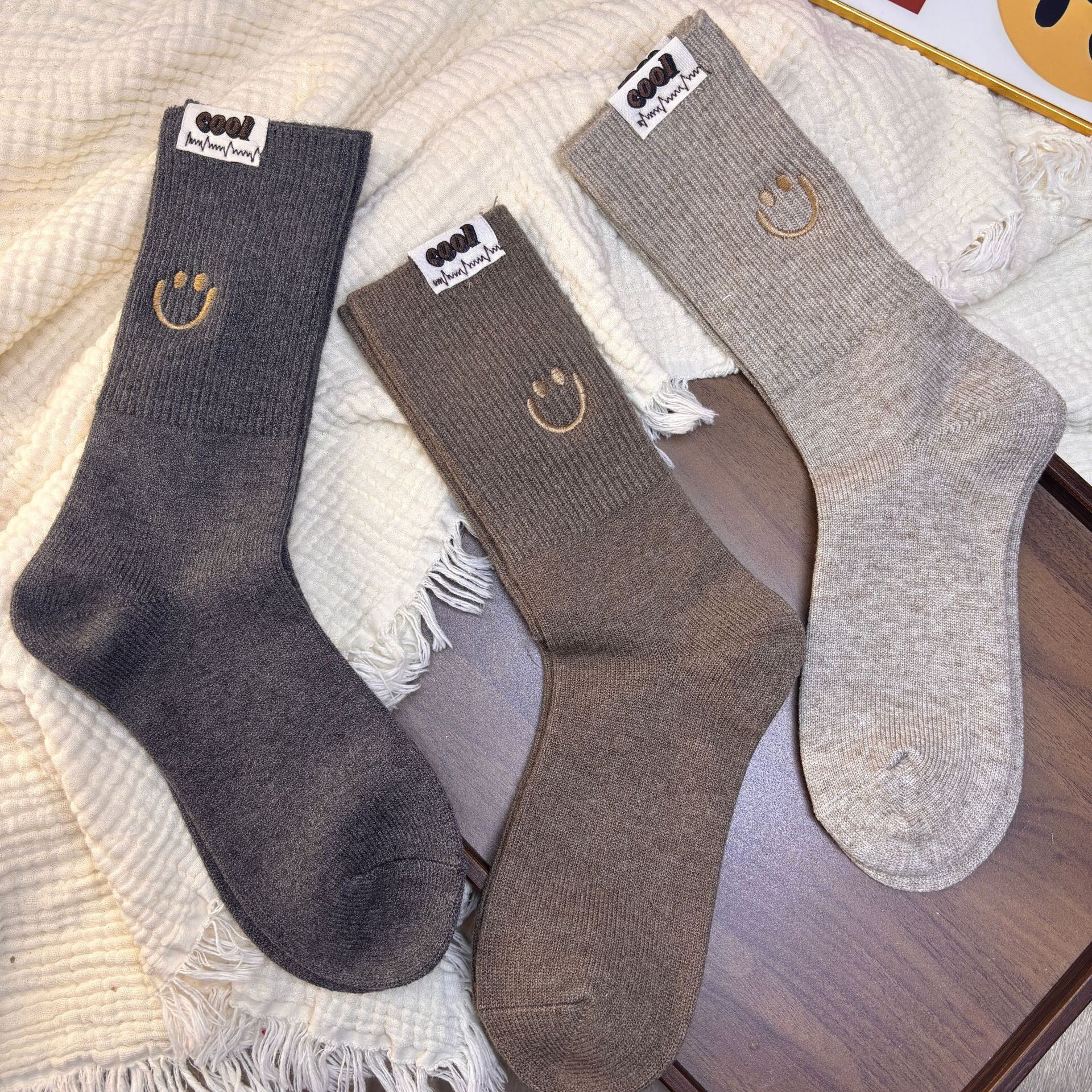冬季新款加厚中筒棉袜刺绣笑脸布标外穿时尚潮袜休闲百搭个性舒适