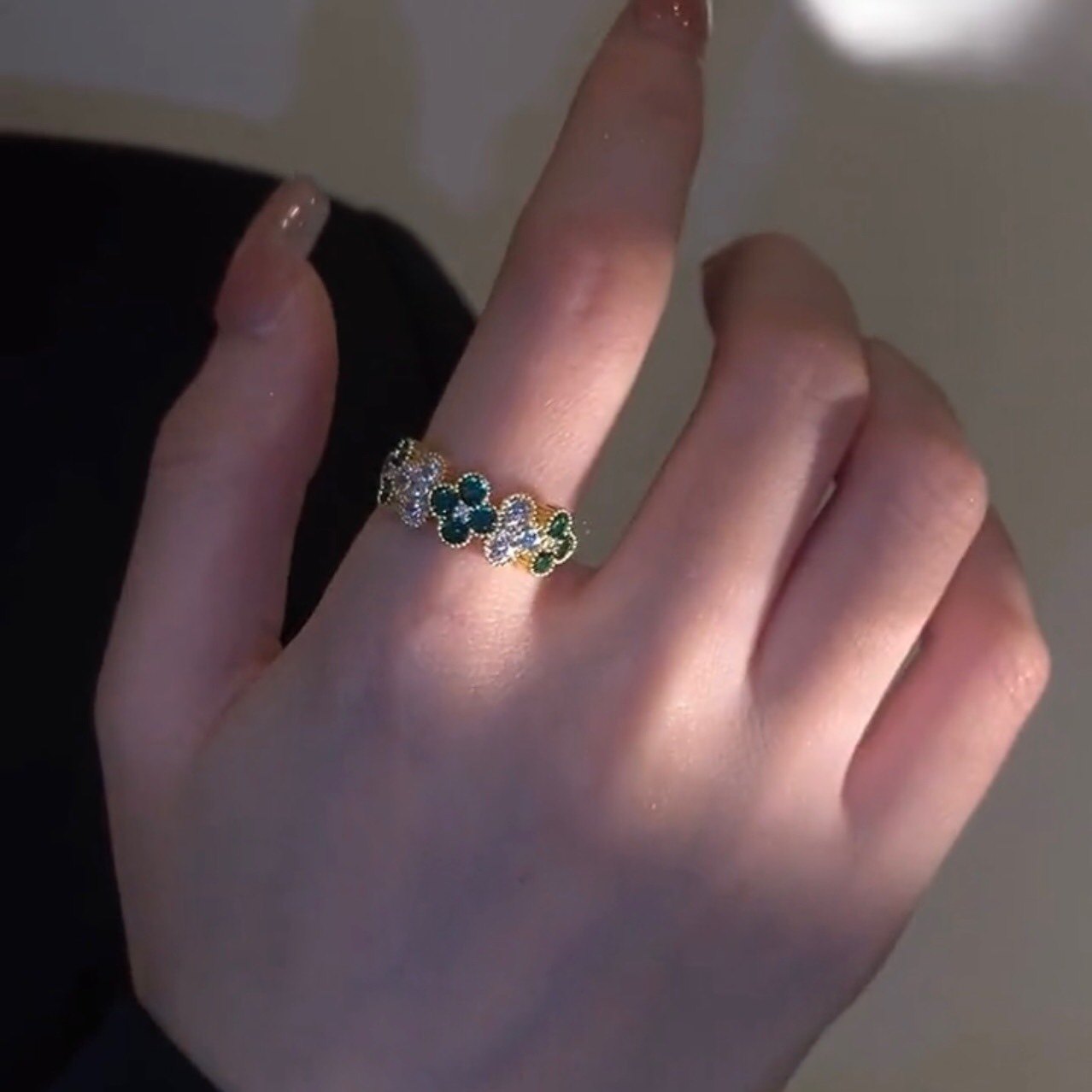 新款热卖绿宝石四叶花戒指绿白拼色四叶草开口戒指女轻奢气质百搭