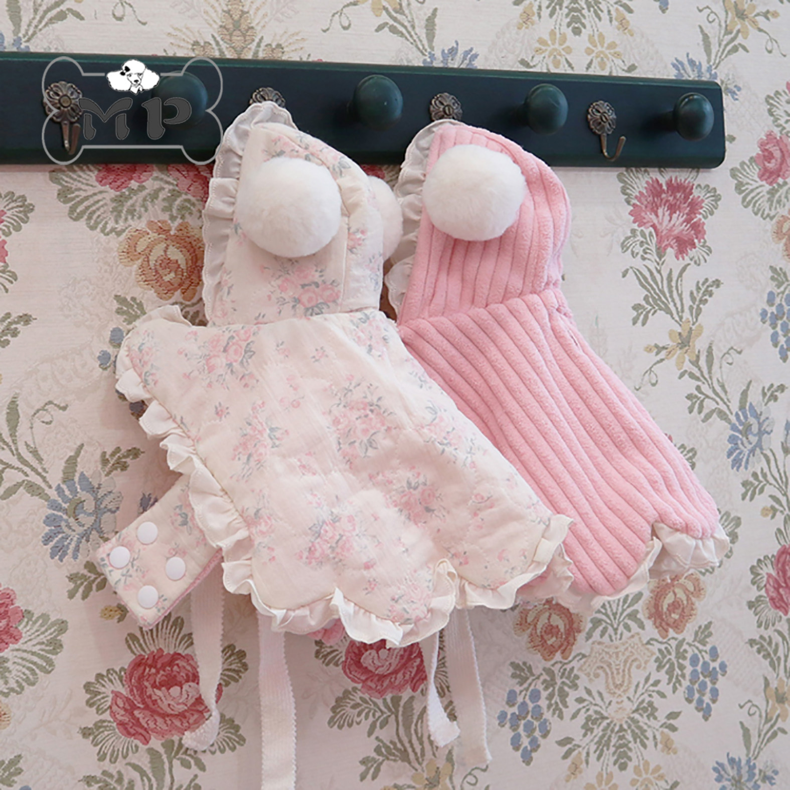 韩代宠物可双面穿毛绒球连帽披风