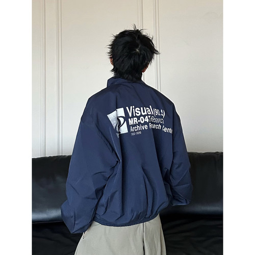 背后印花很好看的立领夹克