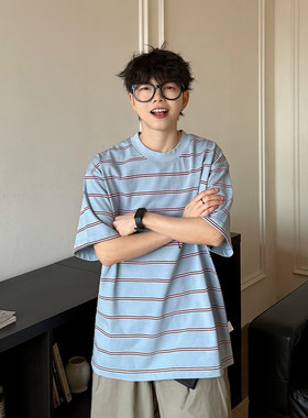 夏季清爽的蓝色条纹短袖T