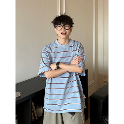 夏季清爽的蓝色条纹短袖T