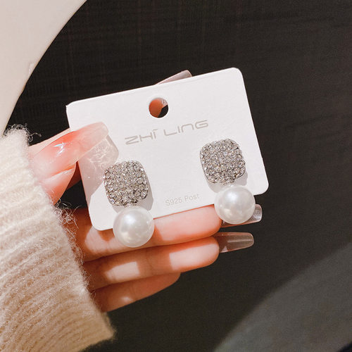 2024年新款潮复古珍珠耳环高级感轻奢满钻耳饰女小众耳钉耳饰