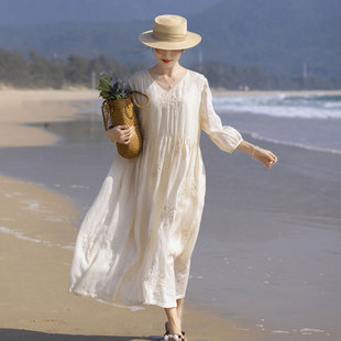 高级感苎麻刺绣连衣裙女夏法式 V领仙气大摆中年妈妈海边度假长裙