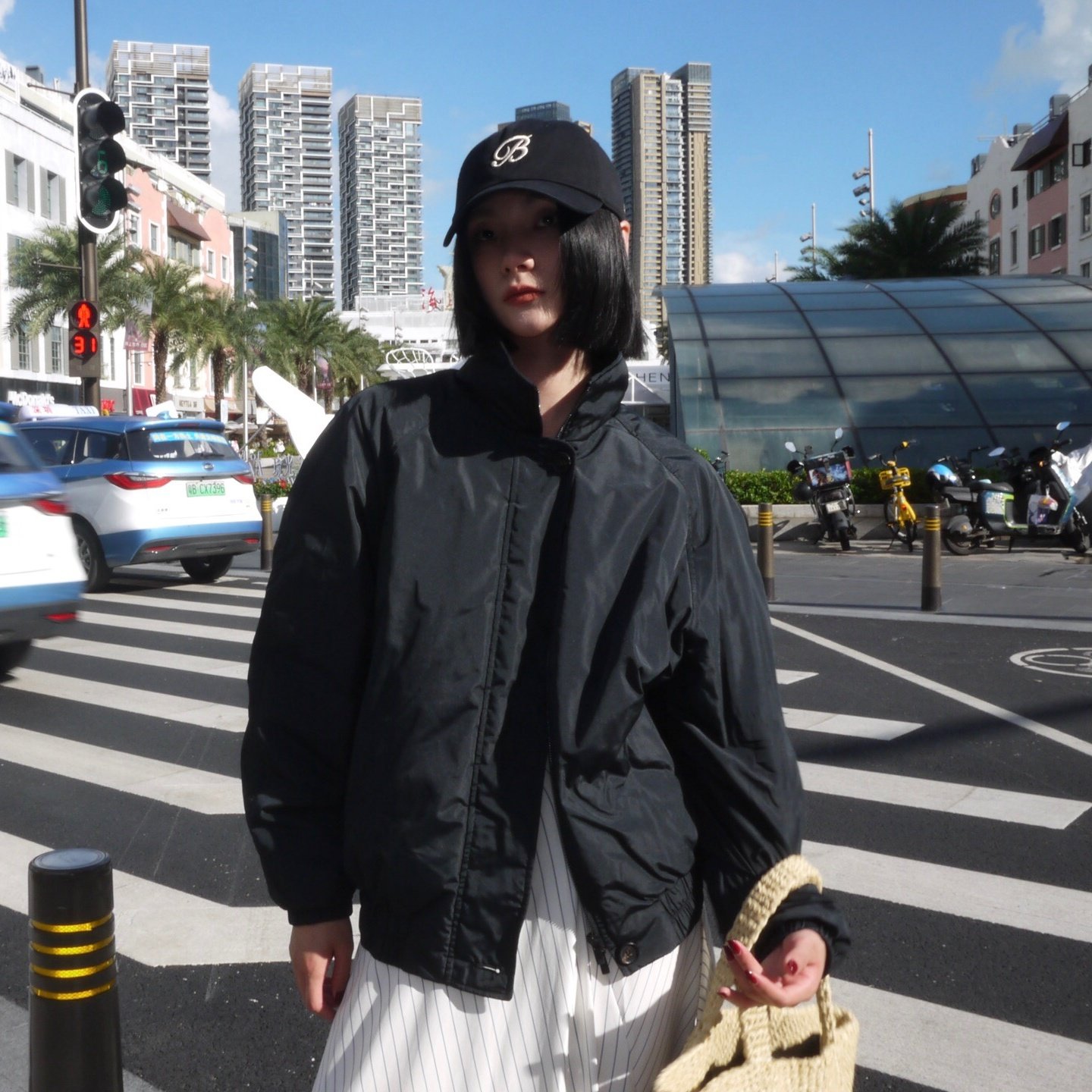 蓬松饱满白鹅绒美式复古黑色短款飞行员夹克立领棒球服羽绒外套女