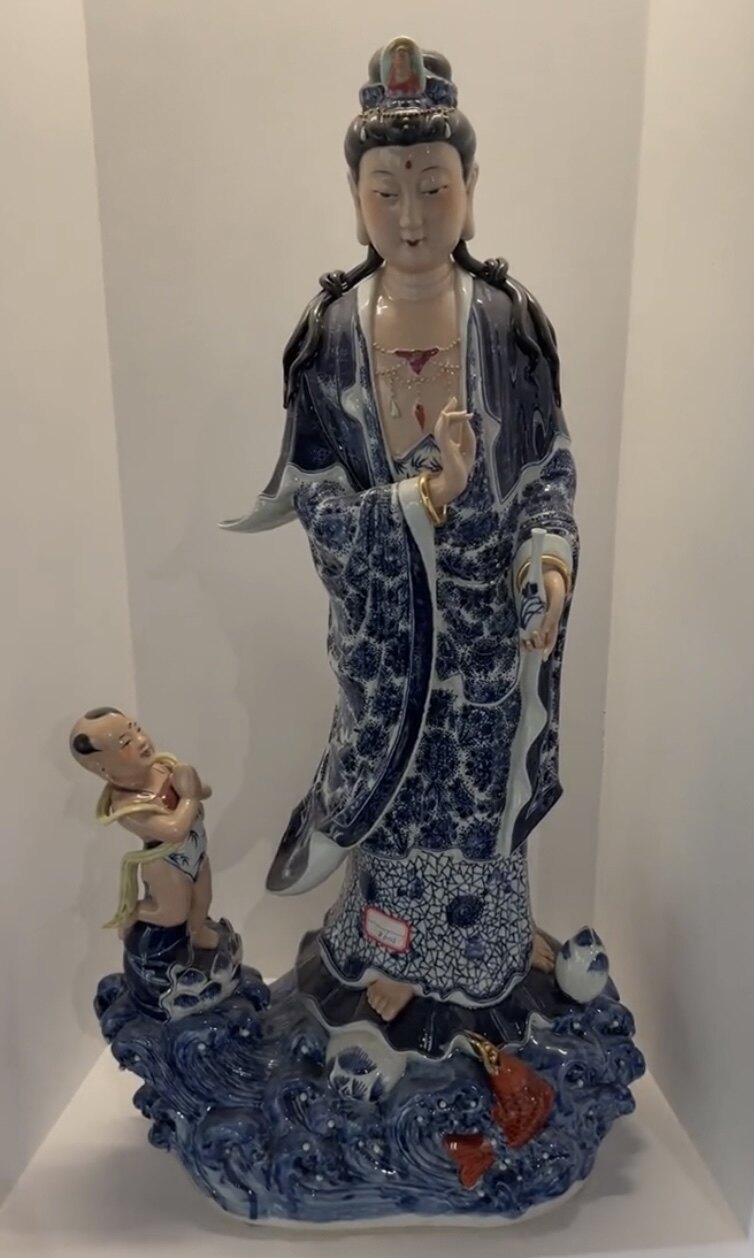 童子拜站鱼手持玉净瓶观世音菩萨景德镇手工陶瓷青花瓷雕塑摆件75