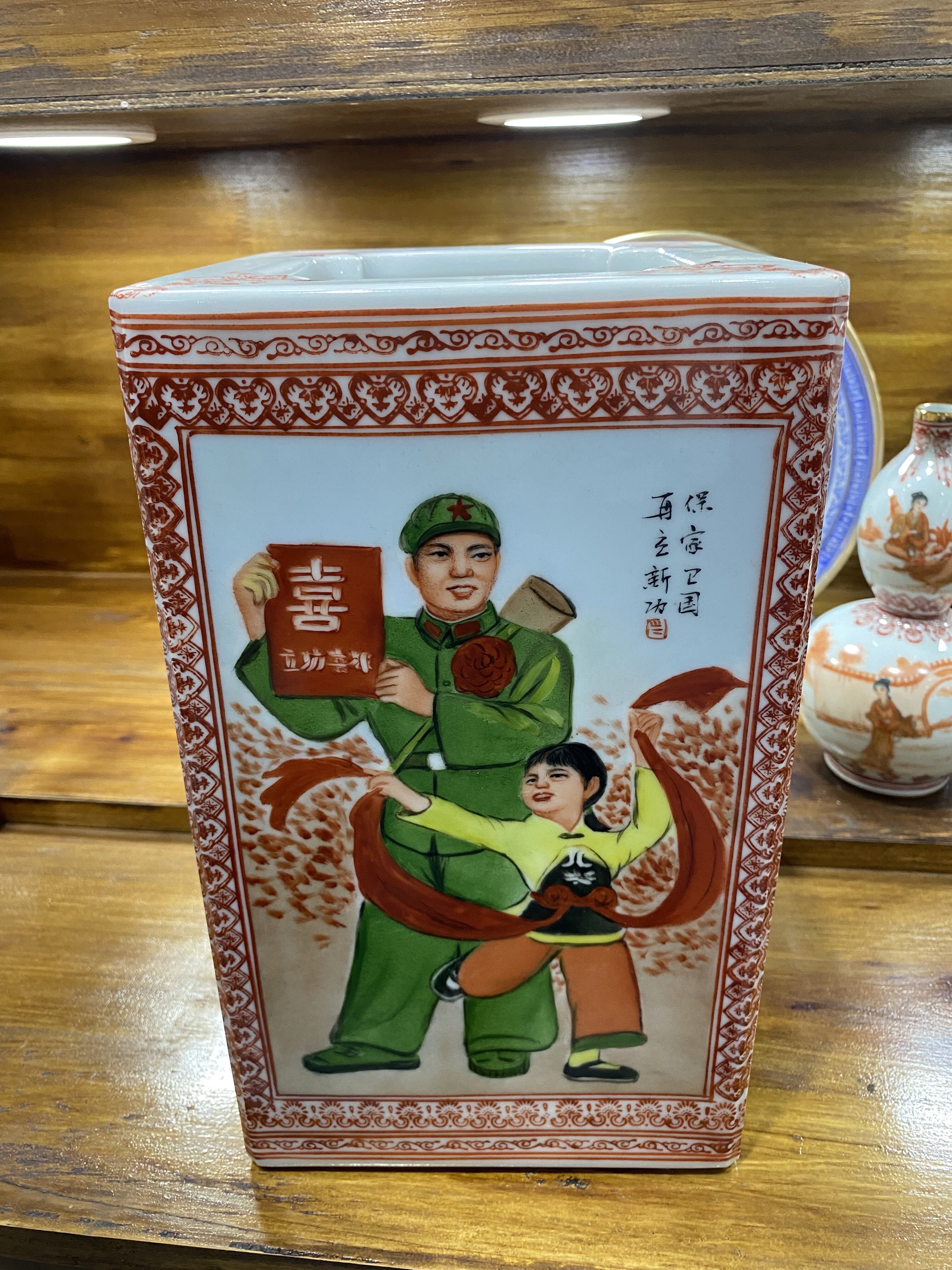 景德镇艺术瓷厂美颜室出品粉彩人物纹四方镶器瓶老厂瓷器红色收藏
