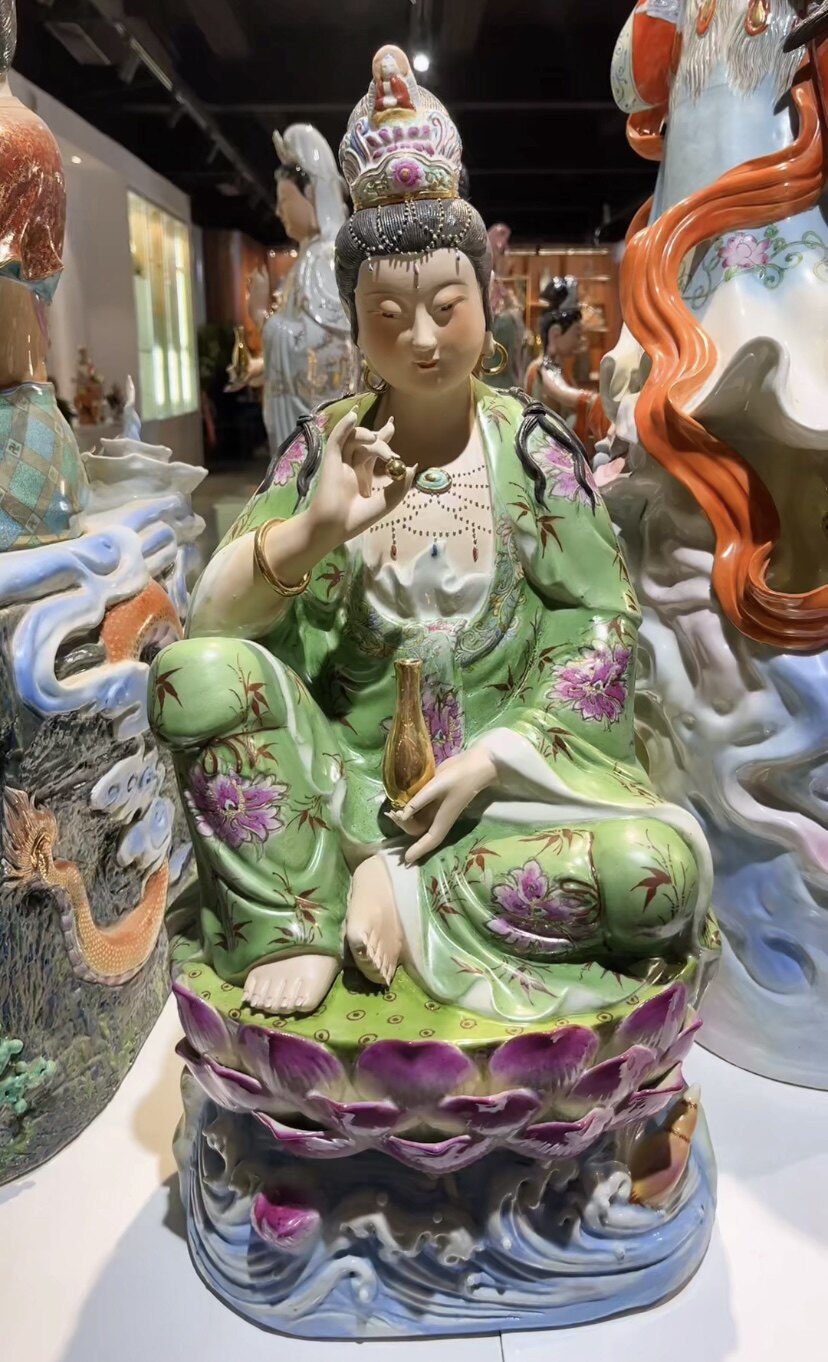 坐莲花绿衣手持金珠玉净瓶自在观世音菩萨手工陶瓷粉彩雕塑摆件80