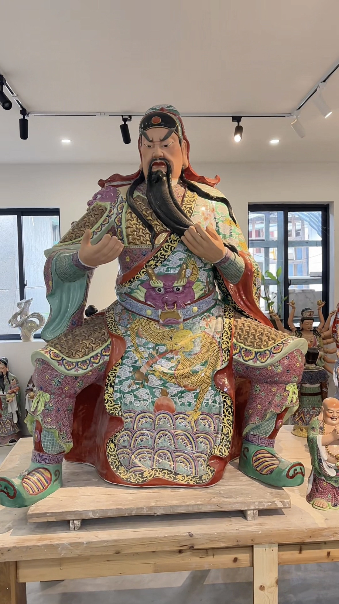 武财神关公摆件神像大号雕塑陶瓷器夜读春秋关羽瓷像坐像招财1米6