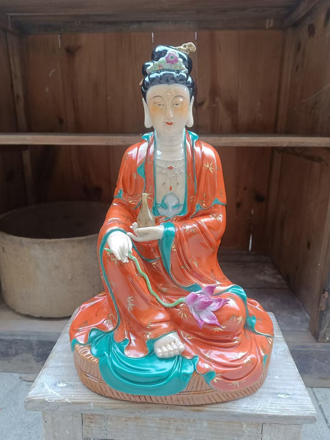 精品自在坐石莲花红色观世音菩萨景德镇手工陶瓷器粉彩雕塑摆件39