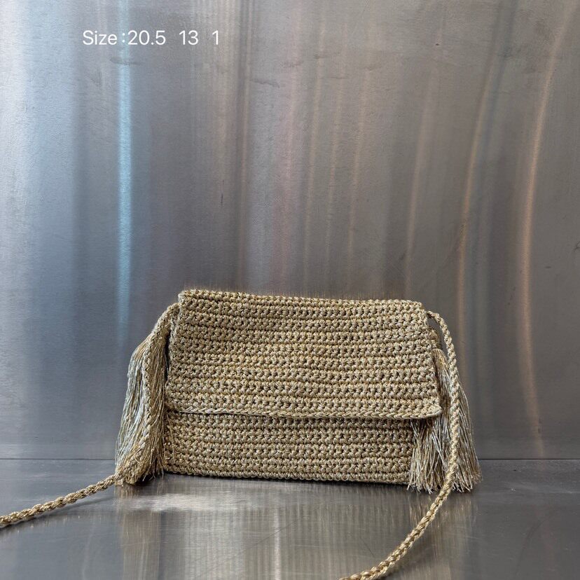 新款斜跨钩花草编包翻盖小方包编织包田园风流苏海边度假沙滩包潮