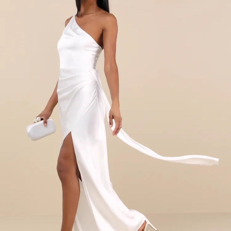 休闲度假飘带设计单肩开叉连衣裙