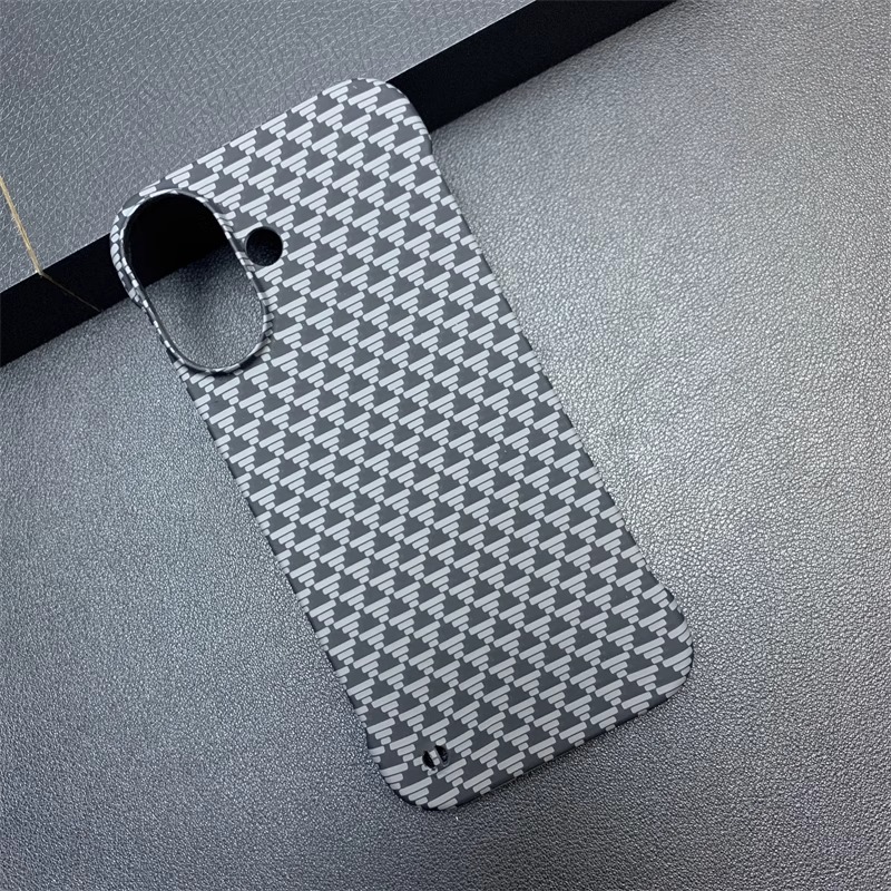 超薄无边框碳纤维纹适用于iPhone16promax防指纹散热源三角纹半包苹果15Pro浮雕高级碳纤维纹14/13大孔12情侣
