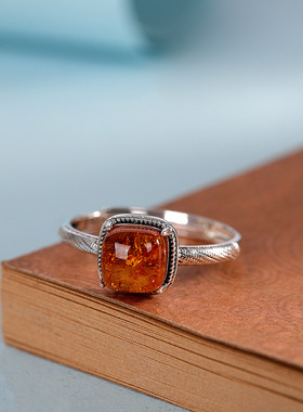 人品银品复古做旧s925银镶嵌天然琥珀指环简约轻奢百搭小方糖戒指