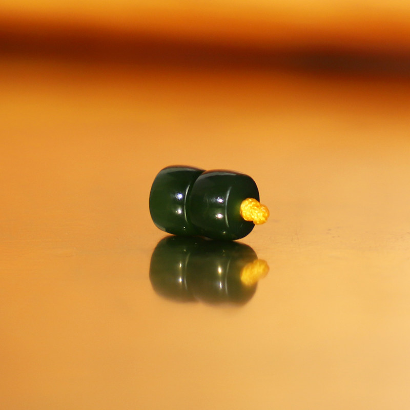 俄料老坑碧玉直切散珠 直径6x4mm一对 菠菜绿 和田玉配珠隔珠隔片图片