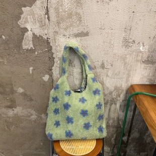 毛绒花花出门啦女生腋下包～ 绿色秋冬款 真 为绿色心动～背着我