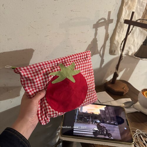 “Tomato” 日系红色格子薄款中容量化妆包旅游数据线插头收纳袋