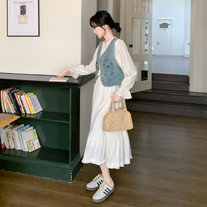 牛仔马甲白色连衣裙女春季2025超火独特漂亮高级感长裙,哪些时尚搭配网站比较火的图片