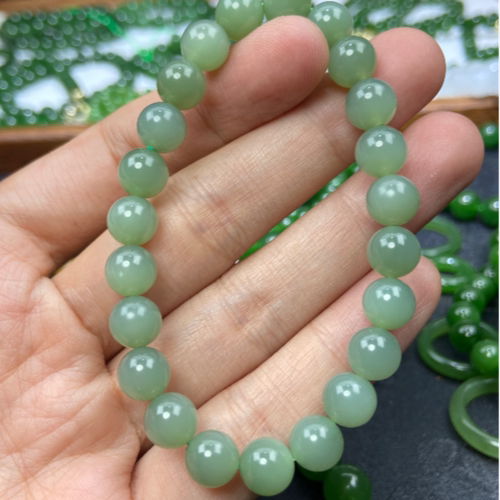 8m俄罗斯碧玉粉青卡8mm料很细润和田玉手串