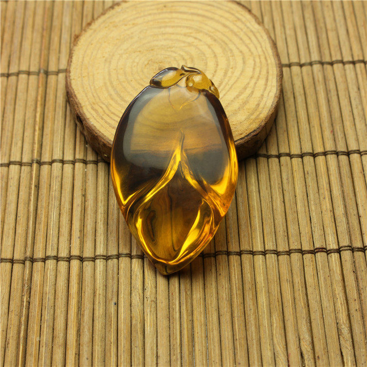 琥珀吊坠 缅甸净水级金珀 精品雕件兰花 天然无优化 8.2克 d0329