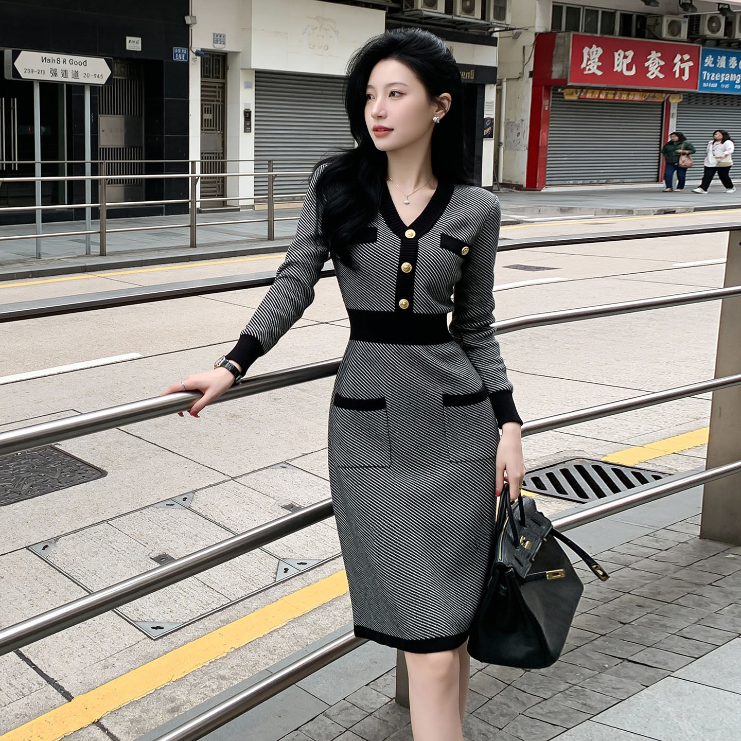 名媛轻奢小香风针织连衣裙女长袖高级感V领中长款显瘦内搭毛衣裙