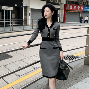 名媛轻奢小香风针织连衣裙女长袖高级感V领中长款显瘦内搭毛衣裙