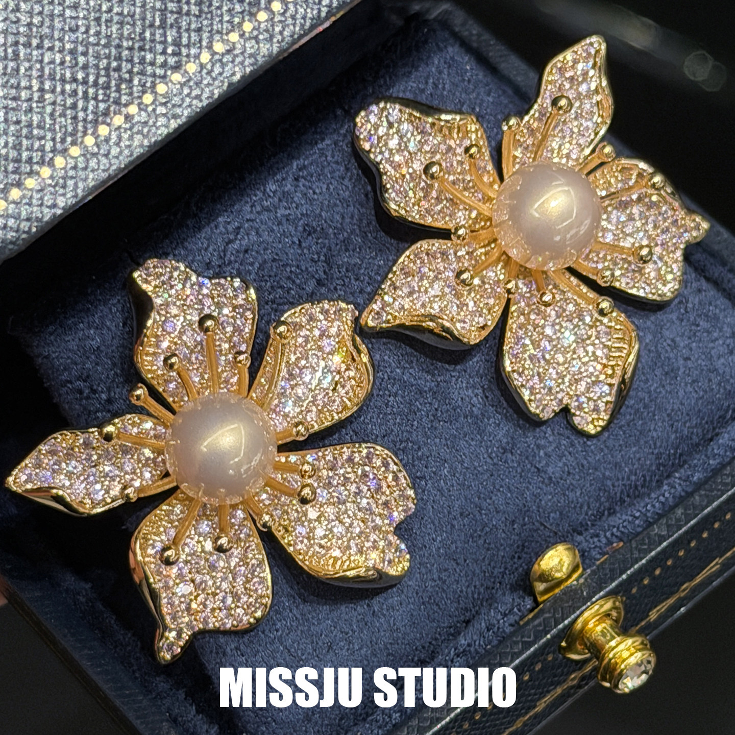 金色粉钻花朵珍珠耳环镶钻秋冬新别致洋气立体耳饰轻奢高级感复古