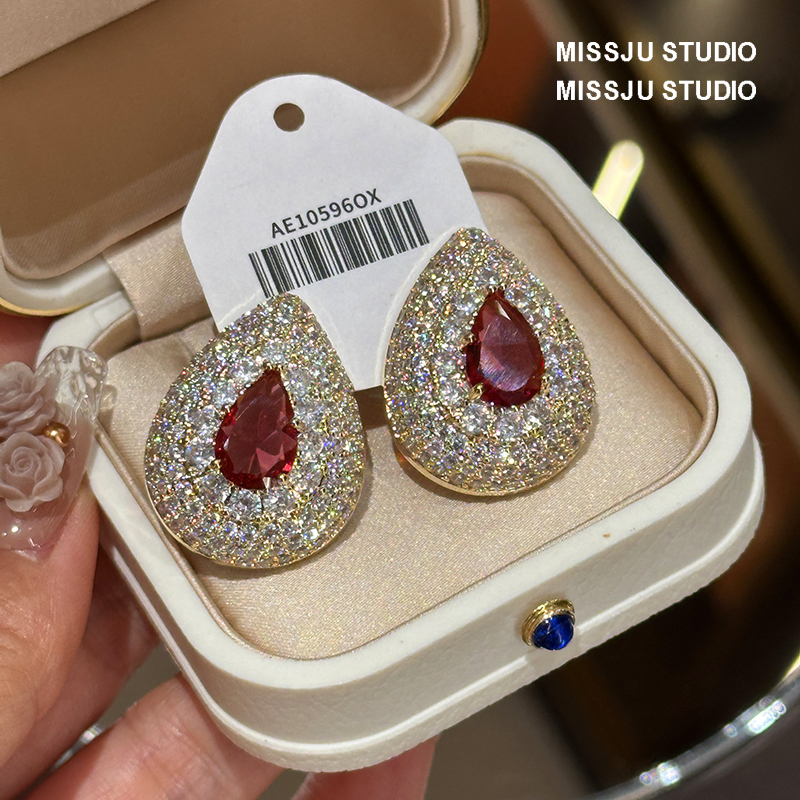 琚小姐几何水滴形镶钻奢华耳环