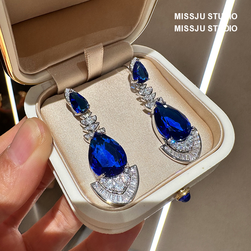 琚小姐镶蓝钻扇形气质耳环