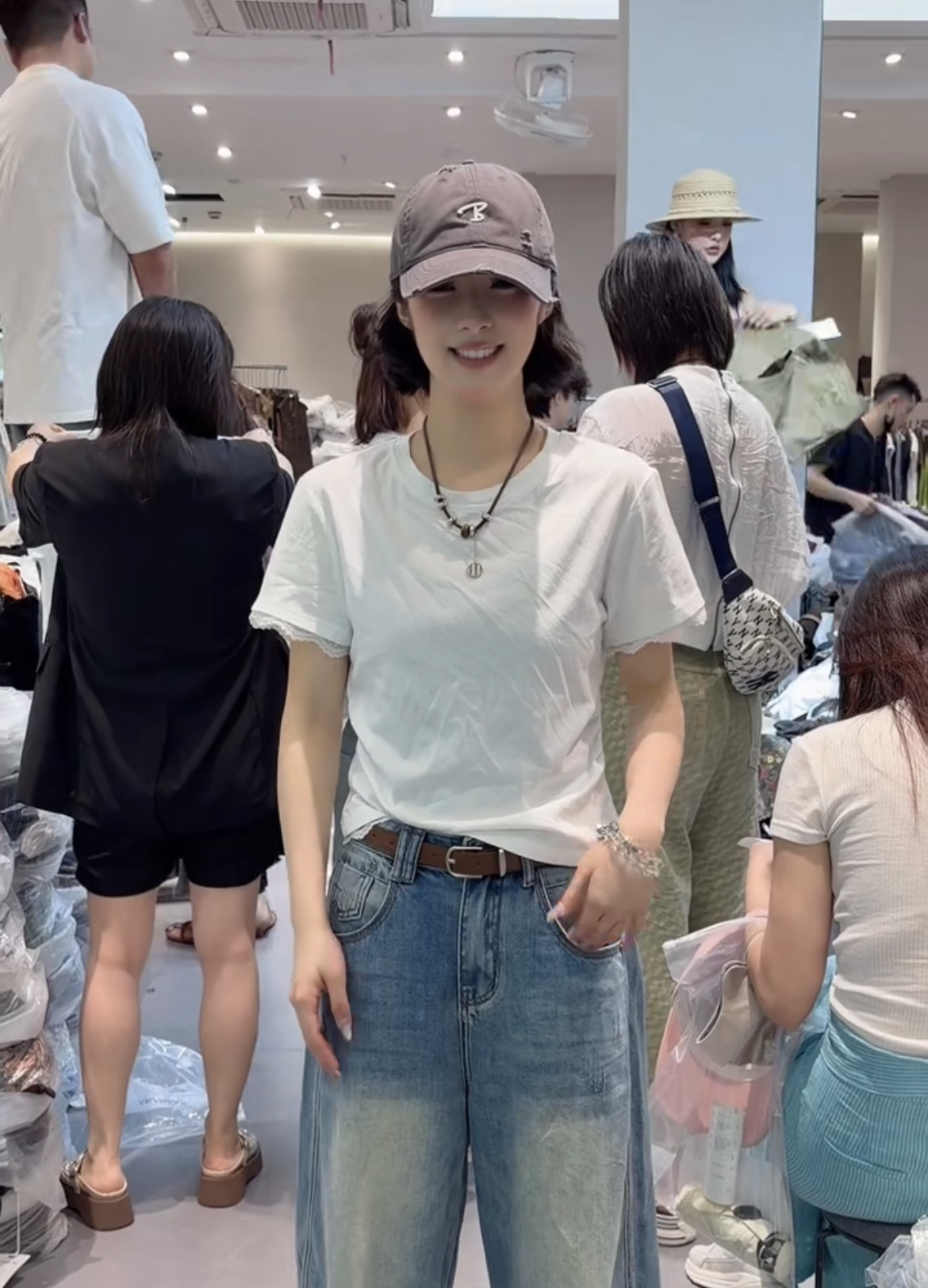 欧洲站2026年夏季新款时尚袖口蕾丝边T恤女韩版圆领后镂空上衣潮