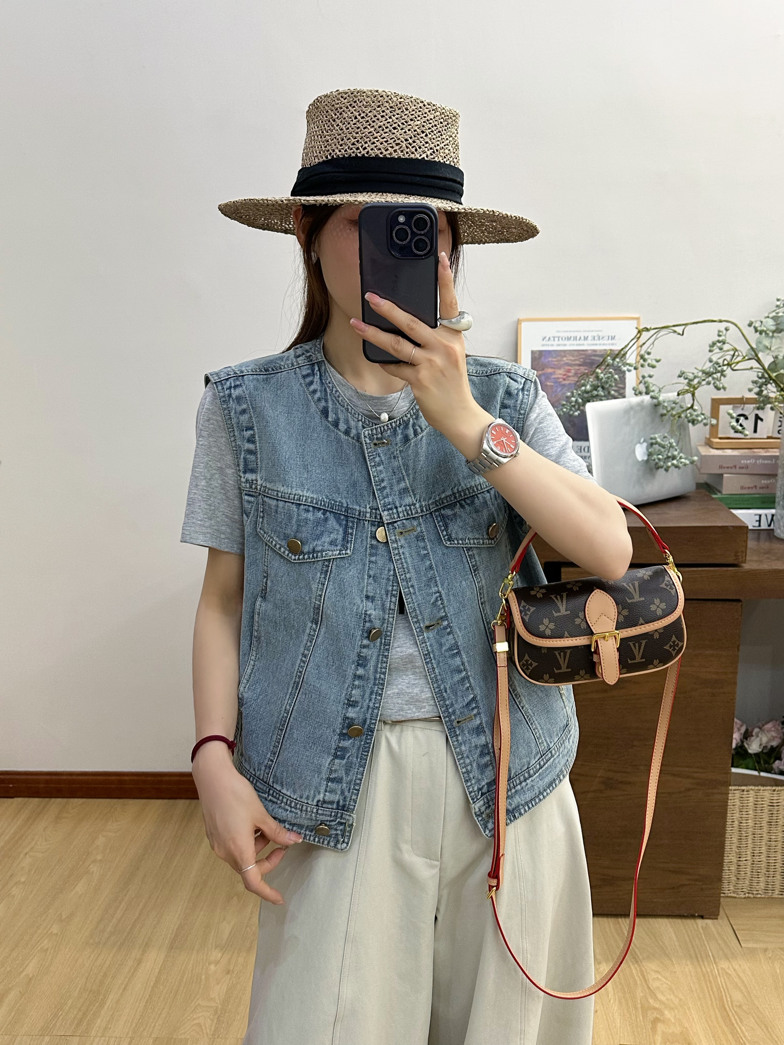 复古浅蓝色水洗无袖叠穿牛仔马甲女欧洲站2026春装新款褶皱背心潮