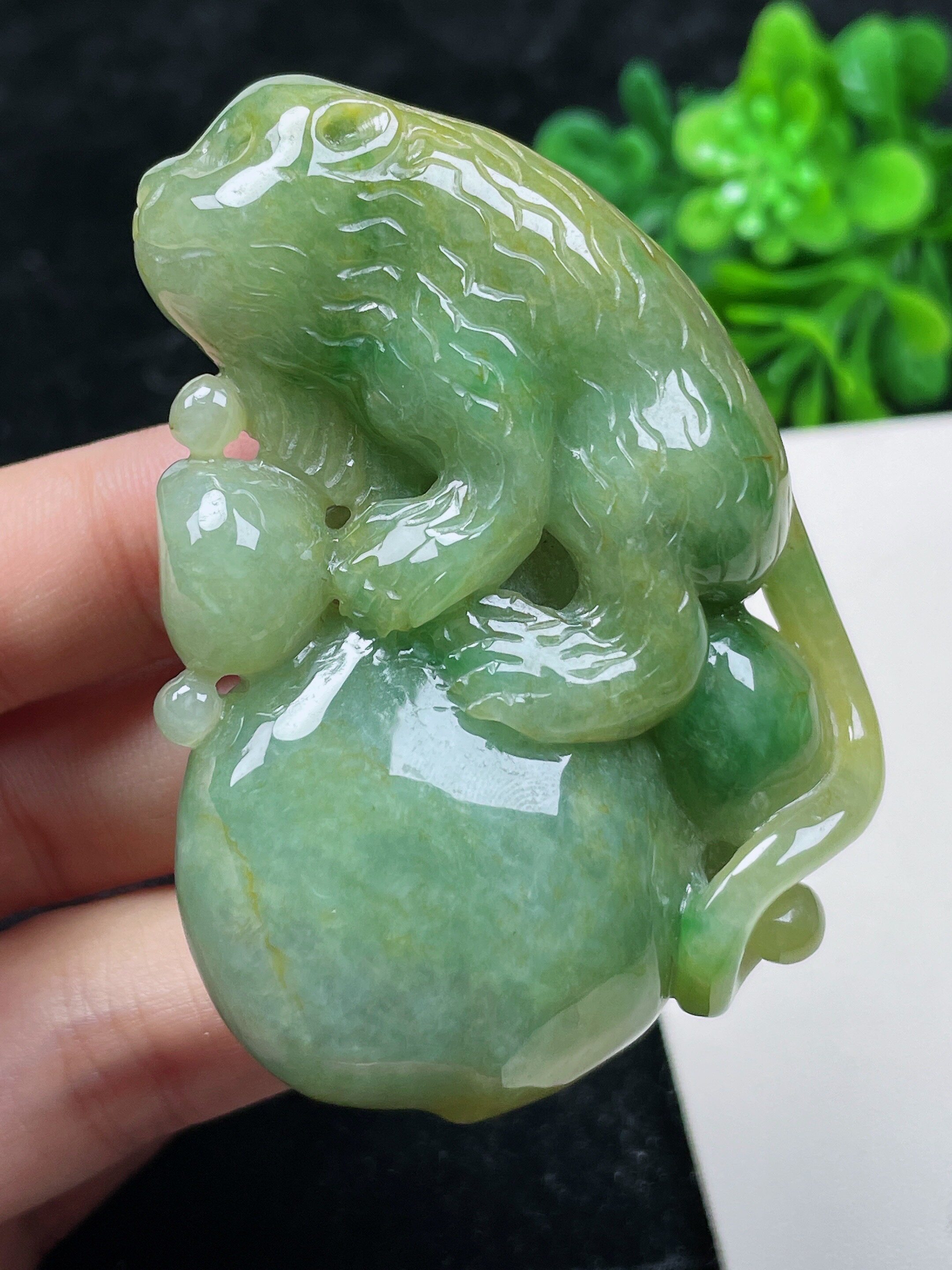 黄翡 精工 猴子 大玉坠 手工雕刻 缅甸天然翡翠 实体店补货第一站