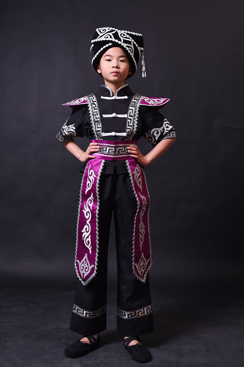 晴焱演出少数民族风舞蹈服